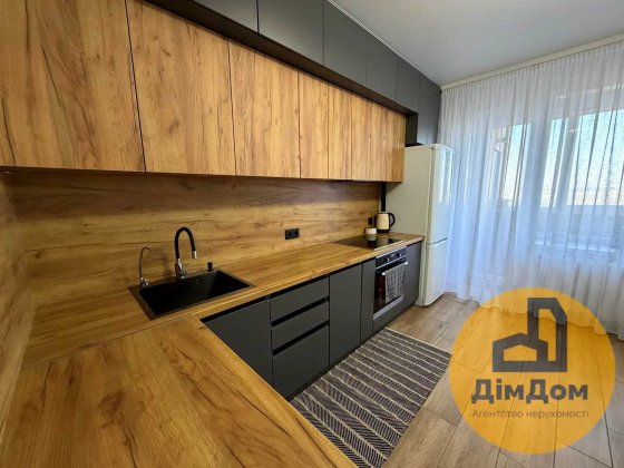 Простора 3-кімнатна квартира, Алматинська 41А Київ