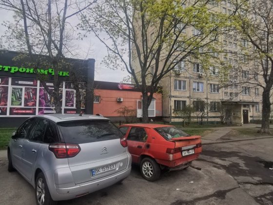 3 окна фасад, рядом новая почта, Оболонь, Озерная 28