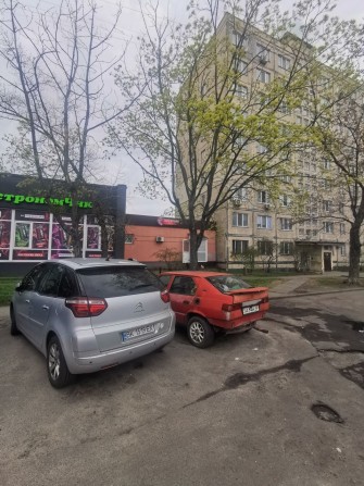 3 окна фасад, рядом новая почта, Оболонь, Озерная 28 - фото 1