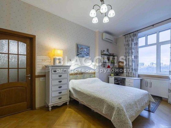 Продам 2 к . Старонаводницька 6 б . Царське Село Київ