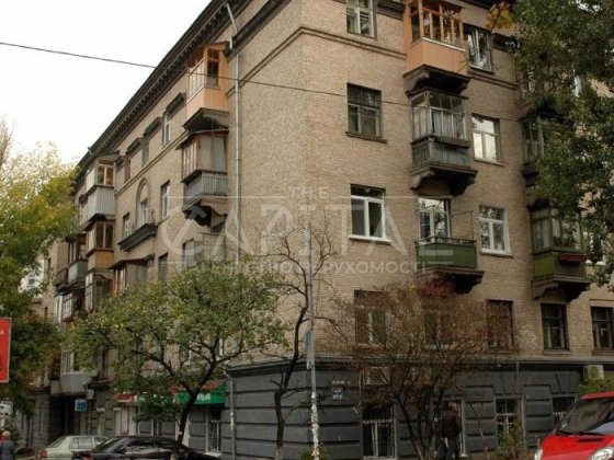 Простора 4-кімнатна квартира у сталінському будинку на Куренівці