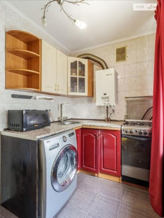 Продам квартиру свою 1-к.  Перемоги 9, м. Житомирська. - фото 1