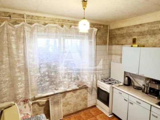 Продаж 2-кімнатної квартири з ремонтом Солом'янський р-н вул. Романа Ратушного перший поверх