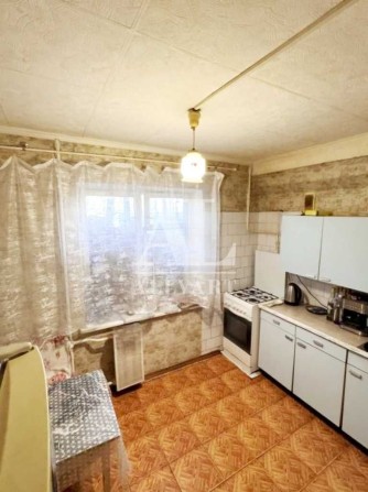 Продаж 2-кімнатної квартири з ремонтом Солом'янський р-н вул. Романа Ратушного перший поверх - фото 1