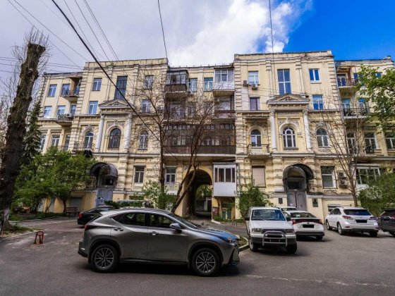 Продаж ЦЕНТР Антоновича Бульварна частина у дворі 85м2