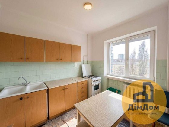 Простора 3-кімнатна квартира на Караваєвих Дачах  Слов'янська 28 Киев