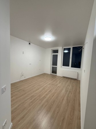 Простора квартира 57м² з ремонтом та двома балконами - фото 1