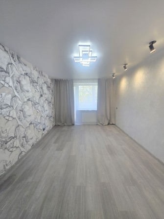Продам 2-комнатную квартиру р-н Черёмушки,  раздельные комнаты - фото 1