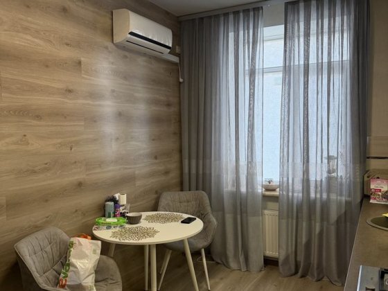 Продам 3-комнатную свою квартиру в центре  города/сталинка/автономное отопление Каменское