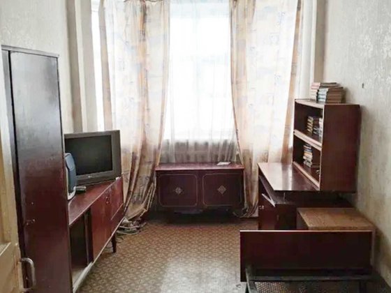 Продається 2 кімн.квартира цікава ціна жилий стан. Каменское