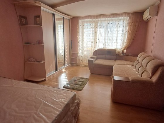 Продам 1 кім.чешку з меблями та побутовою технікою на Київській Коростень