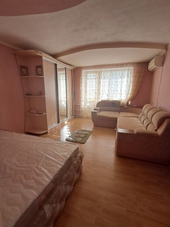 Продам 1 кім.чешку з меблями та побутовою технікою на Київській - фото 1