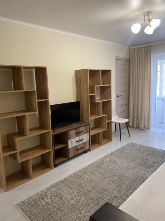 Продам 1 кімнатну квартиру в Кировському районі з добротним євроремонтом , меблями , новою побутовою - фото 1