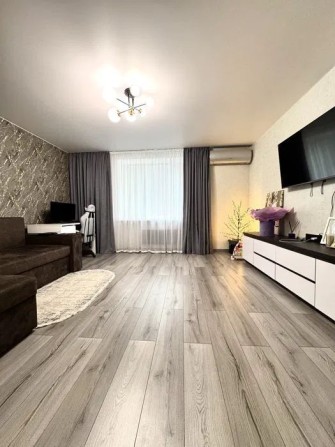 Продам двухкомнатную квартиру возле Самолёта - фото 1
