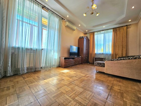 Продається простора 3-кімнатна квартира з власним опаленням... Стрий