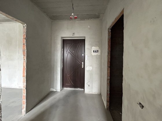 Простора 1к в зданому будинку, зроблена стяжка. Середній поверх 43187 Хмельницкий