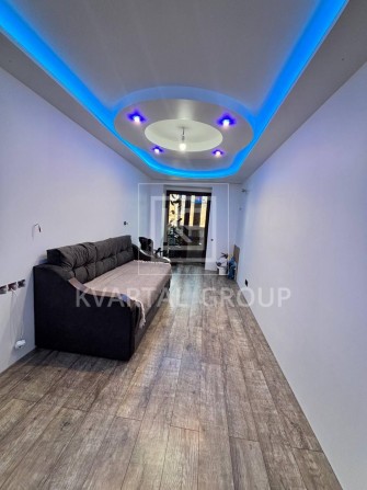 Простора 1 кімнатна 45 м2 - фото 1
