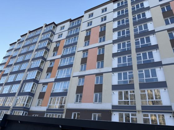 Простора здана новобудова поруч з озером в молодіжному районі Хмельницький