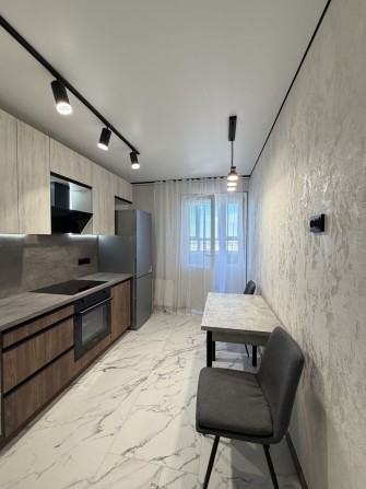 Продаж ШИКАРНА 1 кім НОВА квартира ( евро 2 кім ). Жк Атлант . Металургів 35 - фото 1