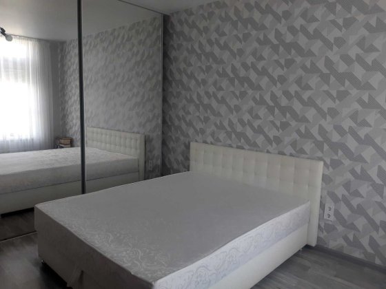 Світла затишна квартира з великою гардеробною. Вишневое