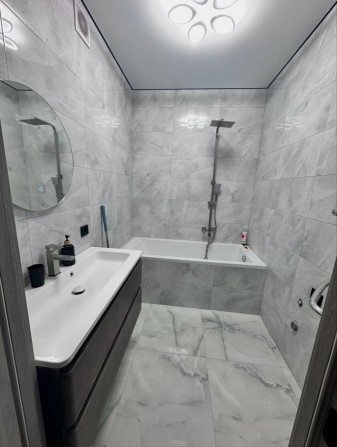 Стильна 2к з великим балконом. Двостороння не кутова 42076 - фото 1