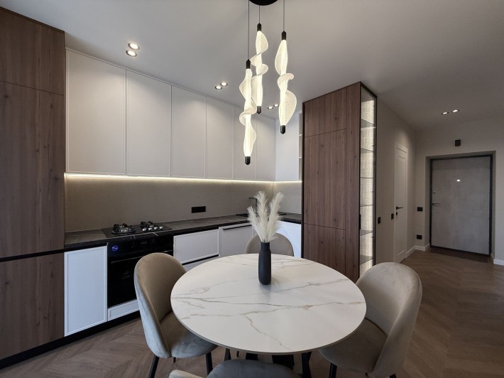 Стильна 2к з дизайнерським ремонтом, продаж по переуступці! 42733 - фото 1