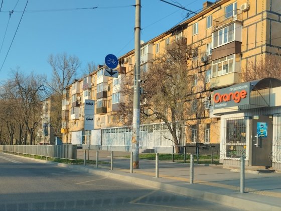 1/я 4/5 эт.  173 квартал  остановка Автотехникум  Дом на остановке. Кривой Рог