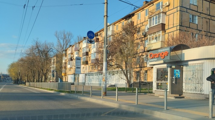 1/я 4/5 эт.  173 квартал  остановка Автотехникум  Дом на остановке. - фото 1