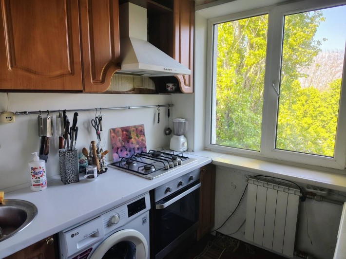 Продам 1 комнатную на Молодежном с мебелью и техникой. - фото 1