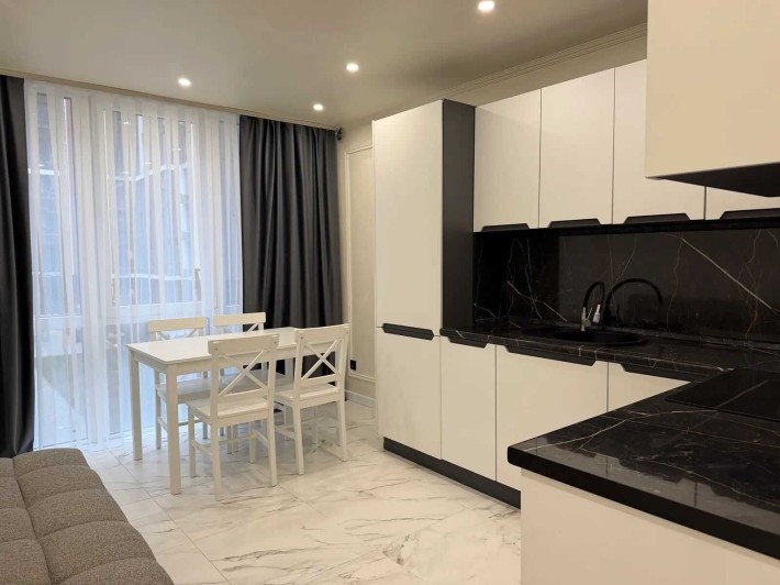 1-к квартира 42,5 м² з ремонтом та меблями — готова до проживання - фото 1