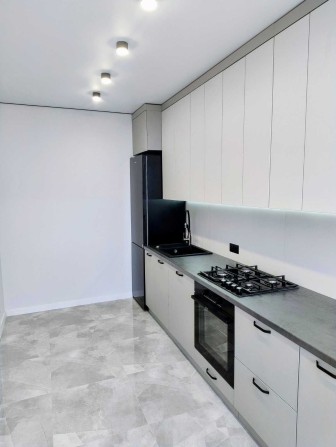 3 кімнатна квартира з ремонтом поруч центру - фото 1