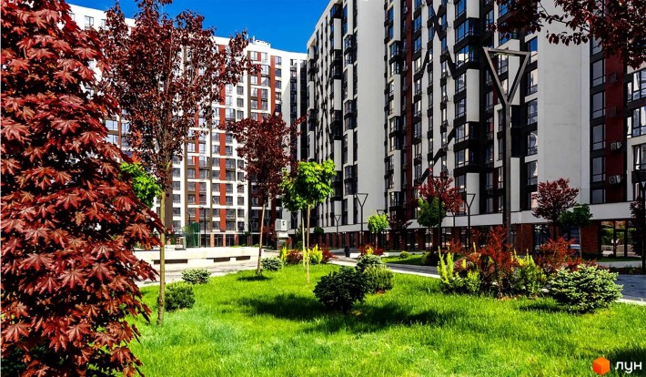 Продаж видової трикімнатної квартири в центральній частині міста. - фото 1