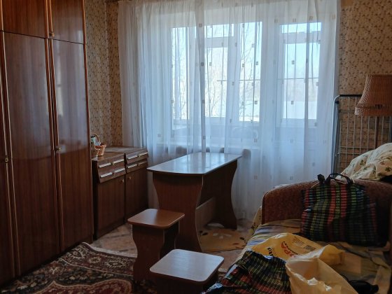 продам 1 комн 4этаж 5 эт. ярослава мудрого 98 квартал Кривой Рог