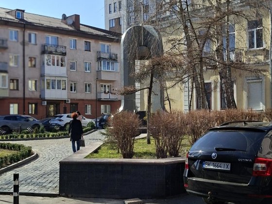 Трикімнатна в центрі з АВТОНОМНИМ Рівне