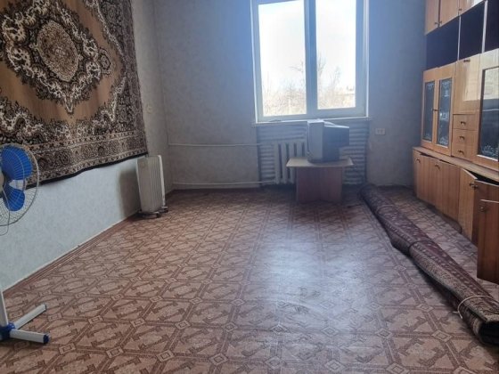 Продам 2 кімнатну "сталінку" по Героїв АТО. Кривий Ріг