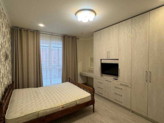 Продам укомплектовану 1 кімнатну квартиру з власною критою терасою . Ровно