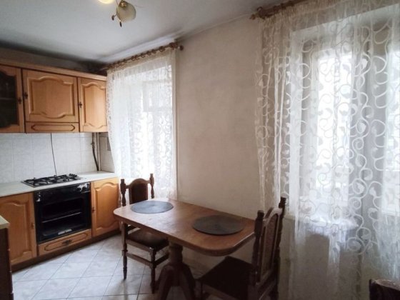 Продам пятикімнатну кваптиру на Відінській 25 Ровно