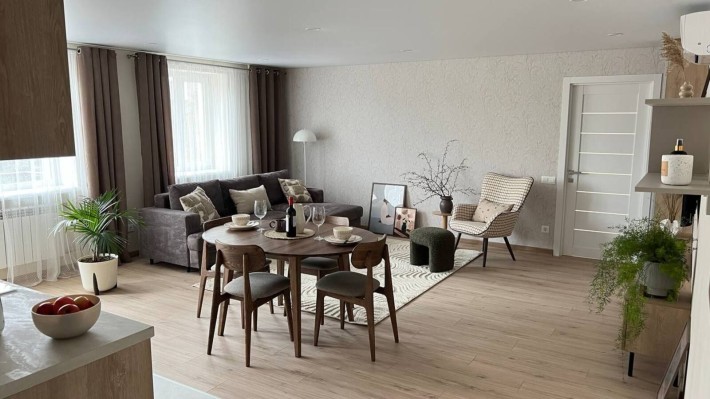 Продаж 1к квартири 73 кв. м на вул. Старий Ринок - фото 1