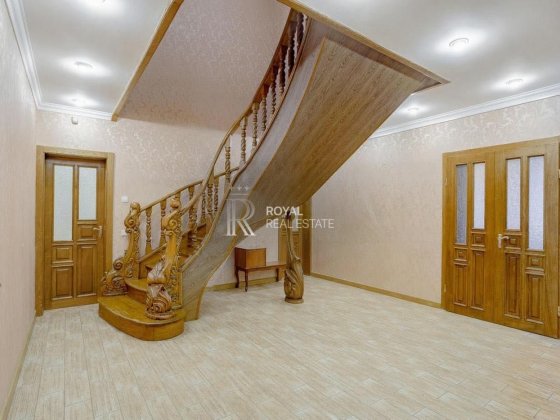 Продаж квартири  5 кімнат ПОДІЛ 2хв м Контрактова камін підземне паркомісце Київ