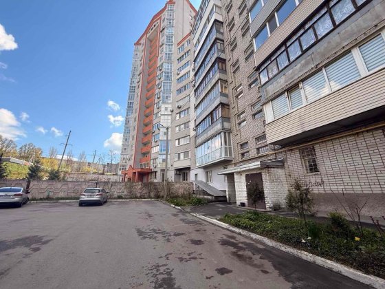Продам 2-ух ком квартиру  Сильпо Кирпич Тополь 3 от Созидателя Дніпро