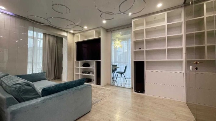 Продам 4к квартиру в ЖК Атлант, ул. В. Антоновича

Секция 5 - фото 1