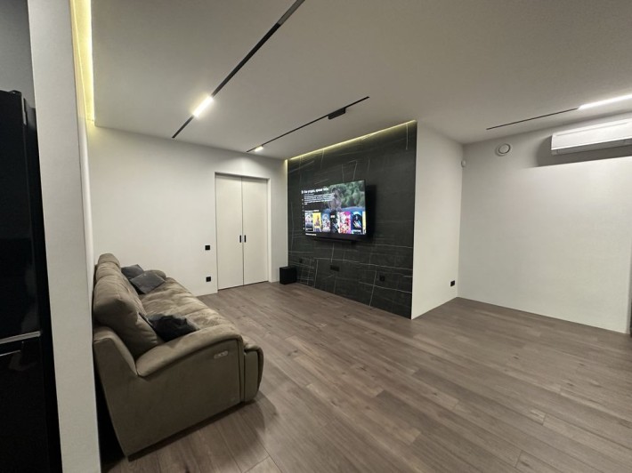 Продам квартиру у новобудові з паркомісцем - фото 1