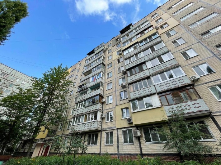 Продам Квартира 3 ком Красный Камень Кондратюка Коммунаровская Метро - фото 1