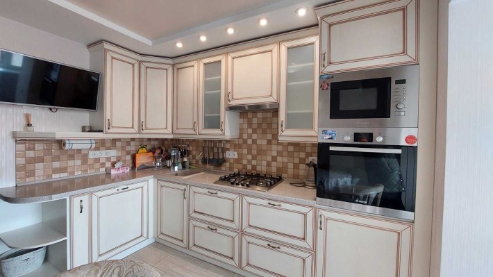 *ПРОДАЖ, 3х кімнатної квартири Олександрівський р-н, вул. Залізнична 9 - фото 1