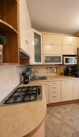 Продам 3-комнатную квартиру с качественным ремонтом на ж/м Победа (пр. Героев, 45) - фото 1