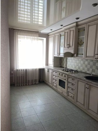 Продам 3-к квартиру в центрі міста - фото 1