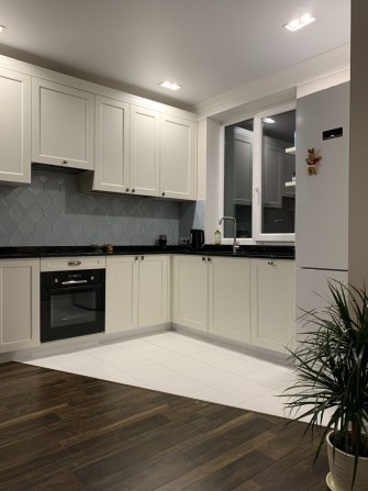 Квартира з новим ремонтом, дорогою технікою Bosch, 5 хв до метро - фото 1