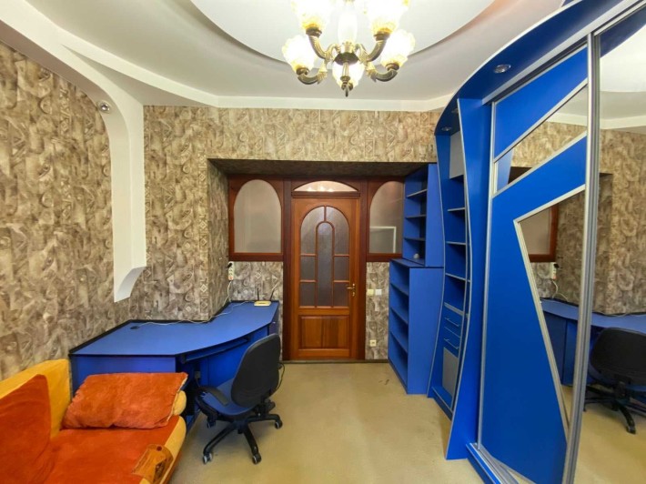 продам  3 кімнатну квартиру 1\2 високі стелі закритий двір,центральний район ,вул Марка Кропівницько - фото 1