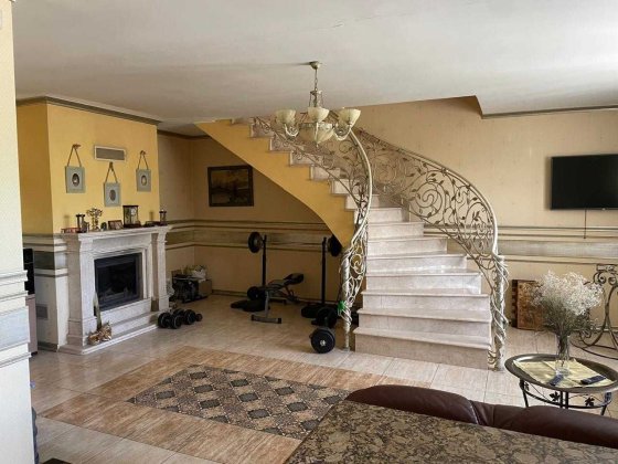 Власник кв за адресою Мікльоша Карла 3.   Площа: 240 м², Поверх: 3/3 одна квартира на поверсі, з гар Львов