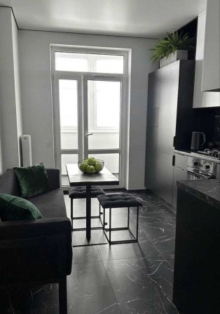 ТЕРМІНОВИЙ ПРОДАЖ 1к квартири в новобудові з дизайнерським ремонтом - фото 1